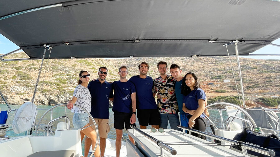 ¡Toda la tripulación! ¡Aunque Florian intenta disimular con su camisa hawaiana, es Grecia por donde navegamos y está claro que todos están encantados con el destino 😊!