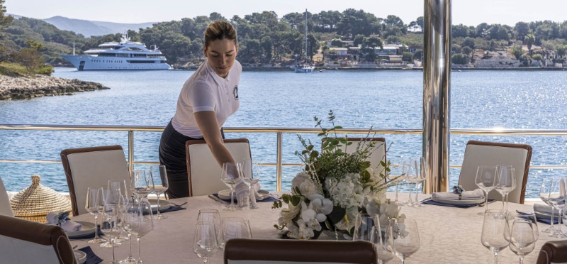 Cena de lujo a bordo de un yate