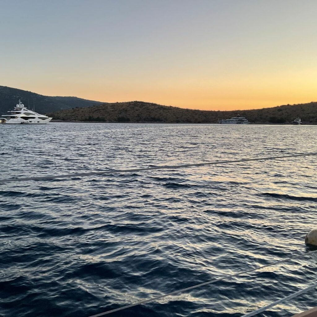 Vacaciones en barco por Croacia: atardecer en Hvar